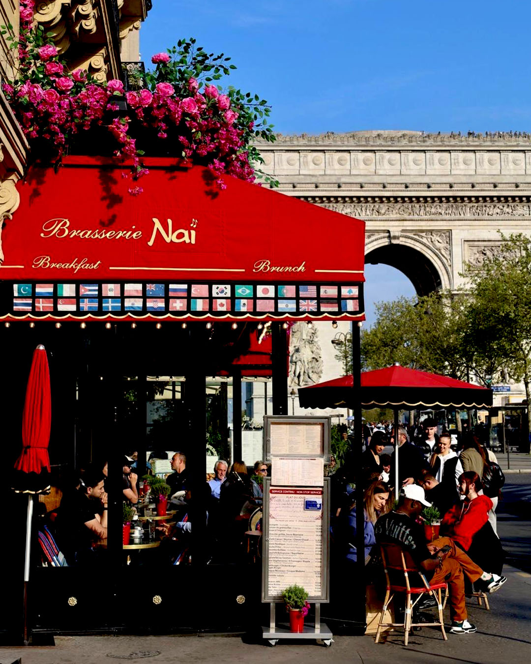 Façade fleurie de la Brasserie Naï